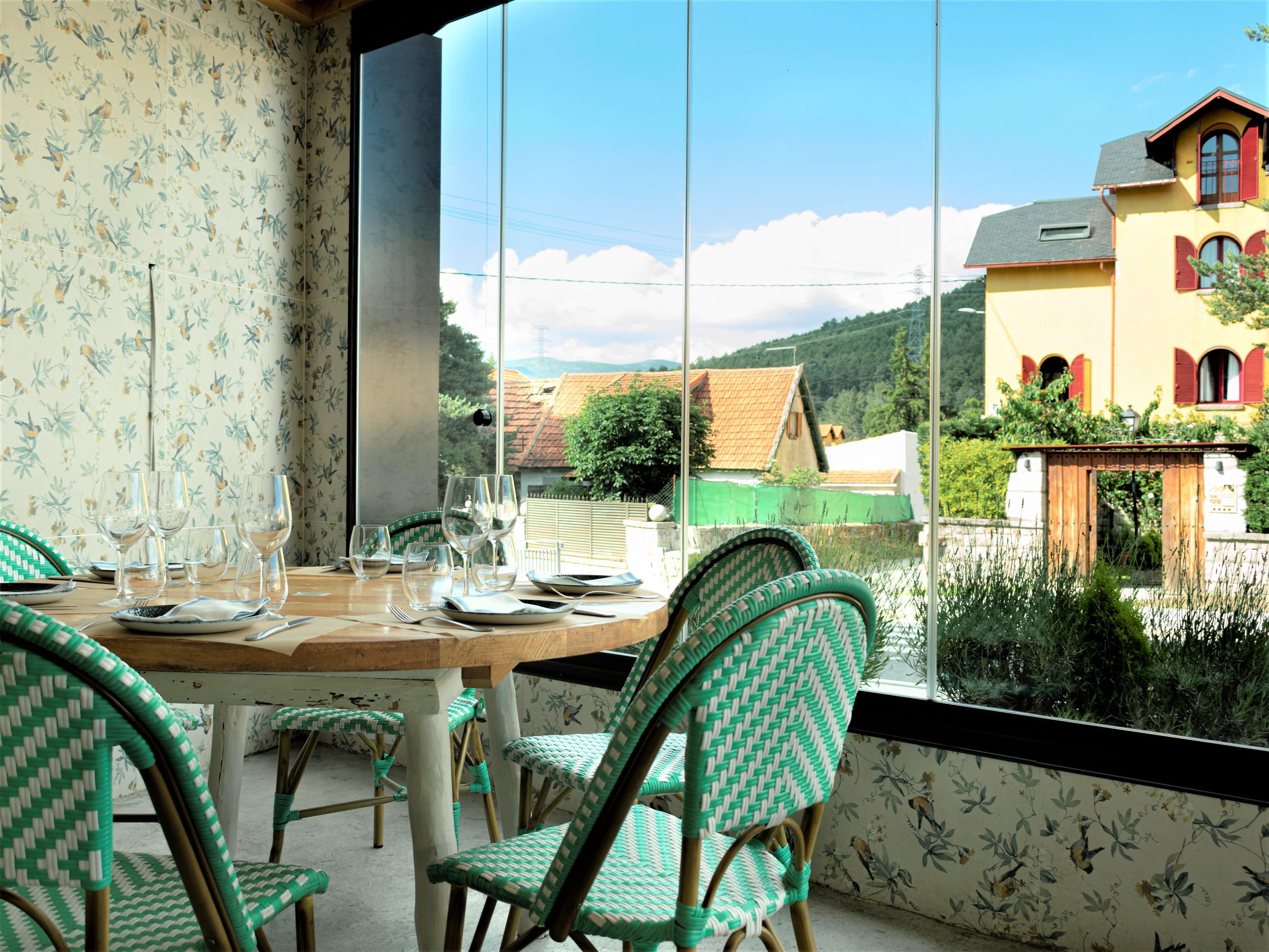 Terraza del restaurante de La Viña en San Rafael Segovia
