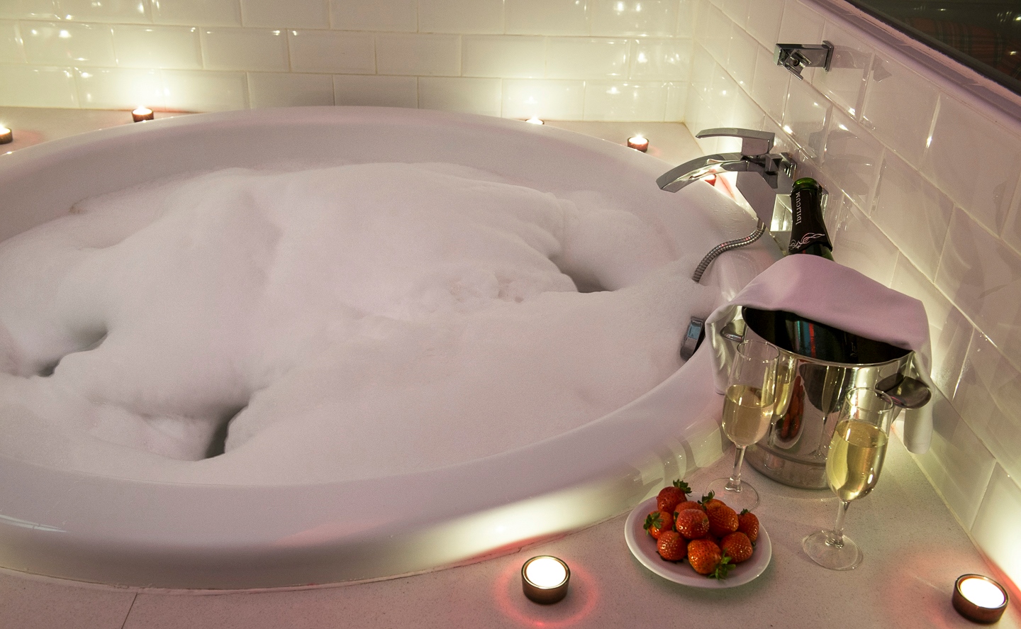 Champagne, fresas y jacuzzi en Suite El Deseo