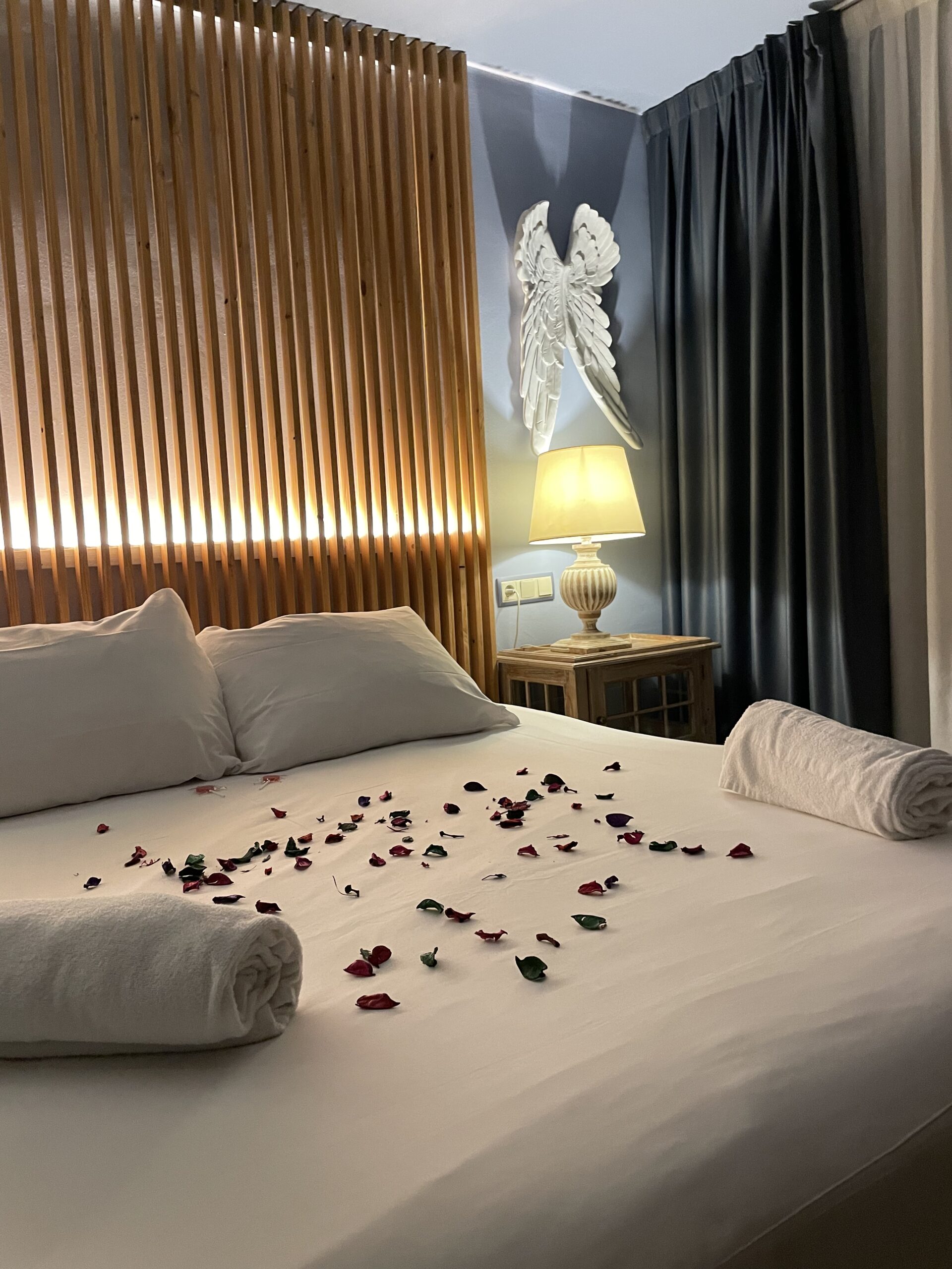 Cama con pétalos en Suite El Cielo