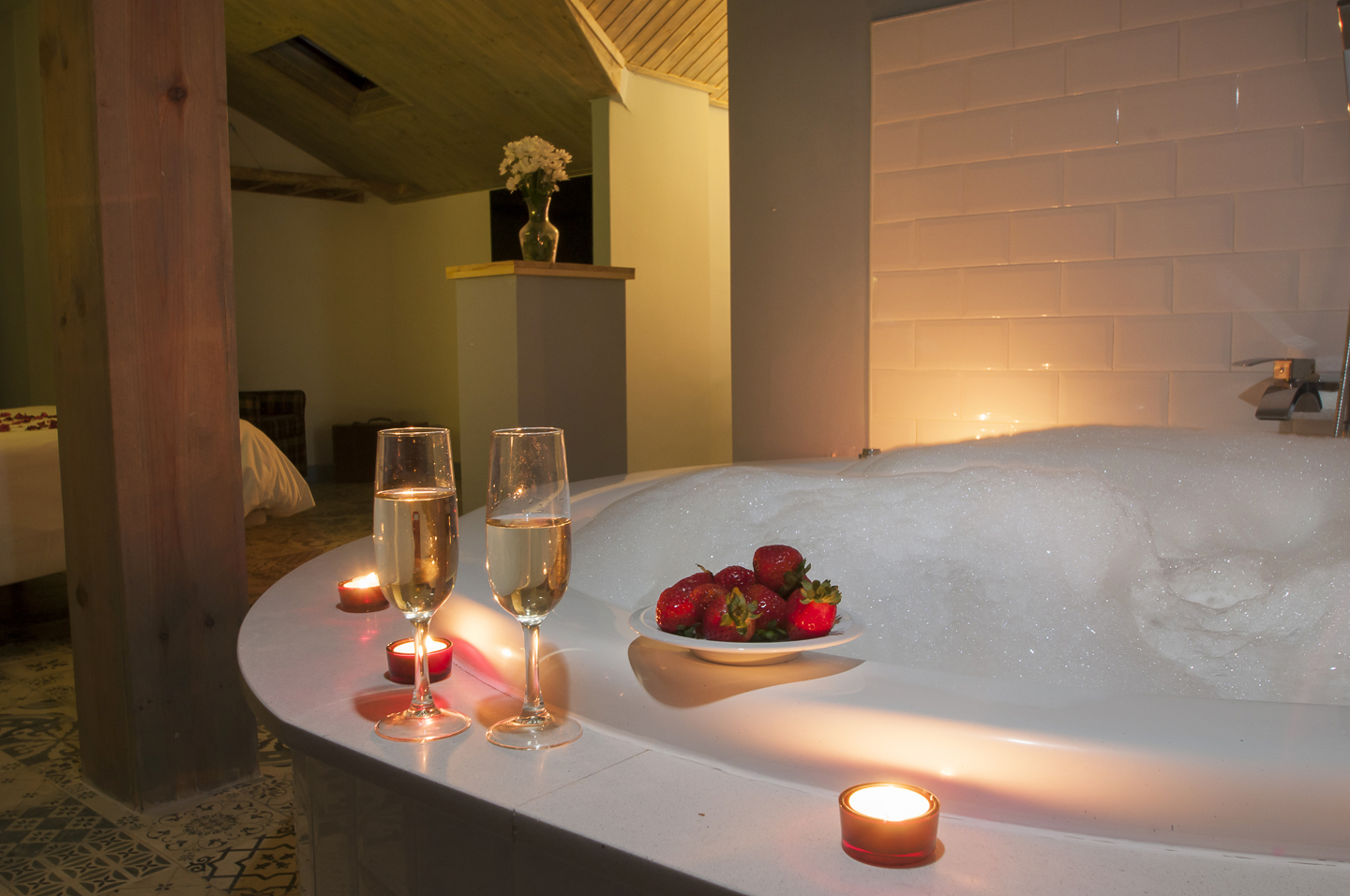 Fresas, cava y jacuzzi en Suite El Cielo