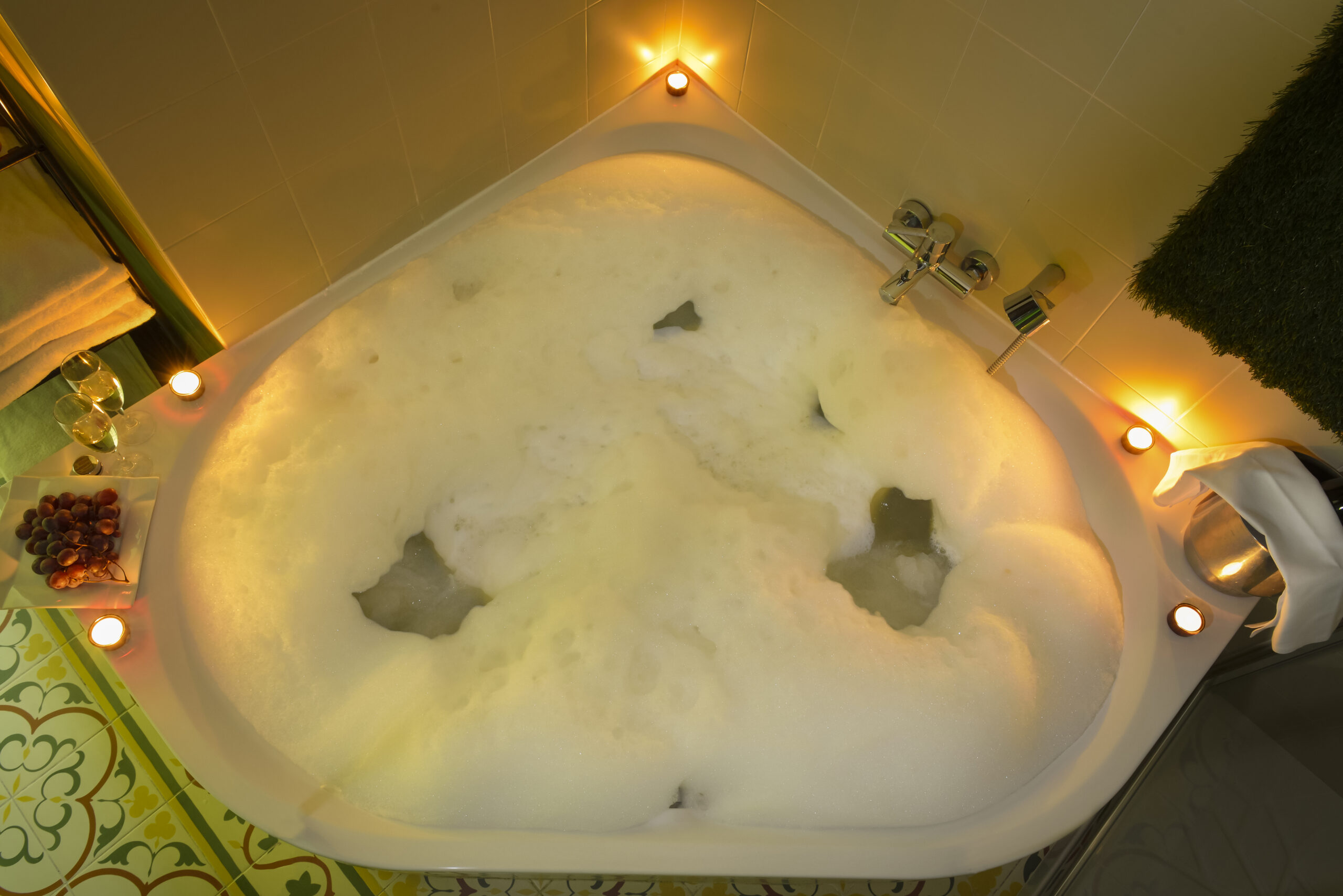 Jacuzzi con espuma en Suite El Bosque del Hotel Rural La Viña