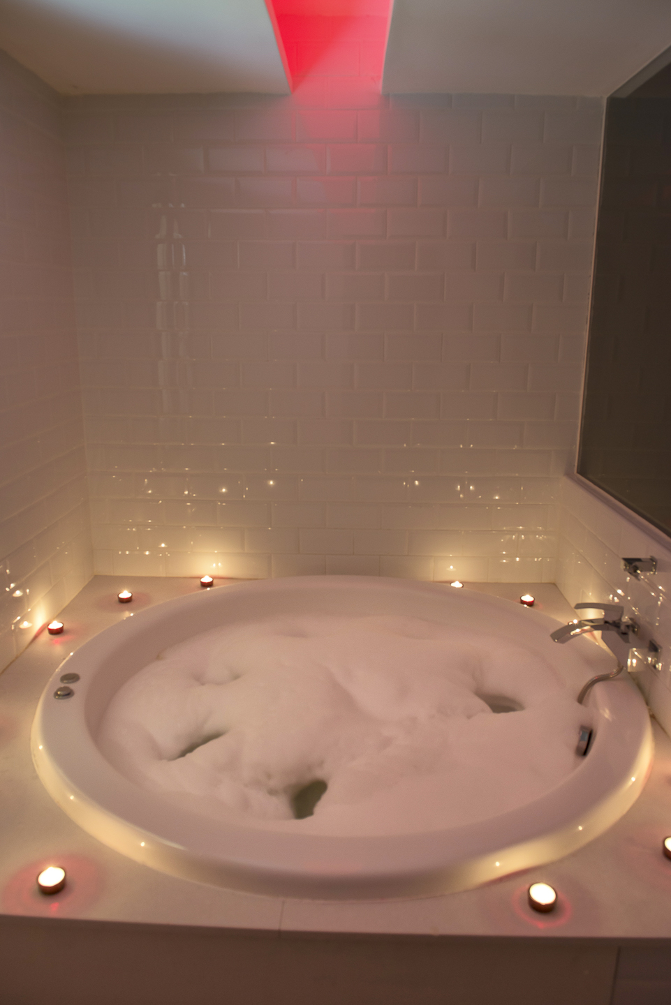 Detalle de techo y jacuzzi en Suite El Deseo