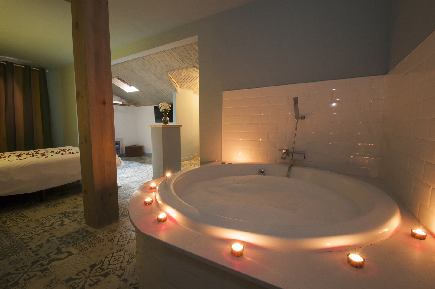 Jacuzzi con velas en Suite El Cielo del Hotel Rural La Viña
