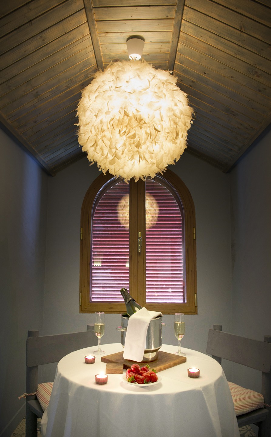 Mesa con cava y lámpara en Suite El Cielo