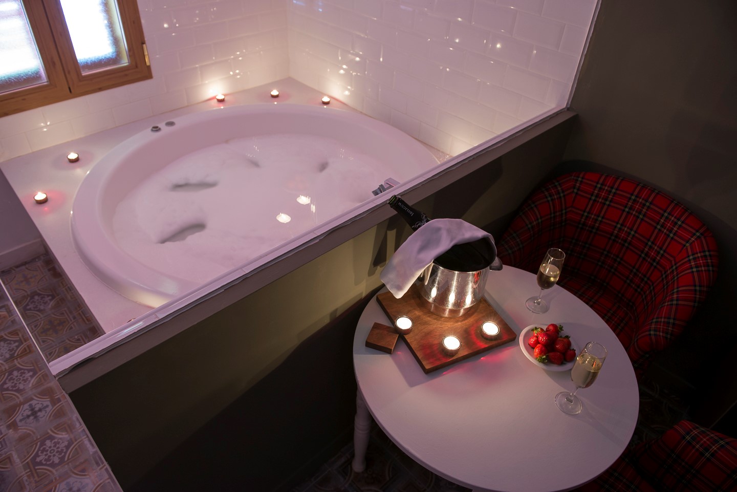 Mesa y jacuzzi privado en Suite El Deseo