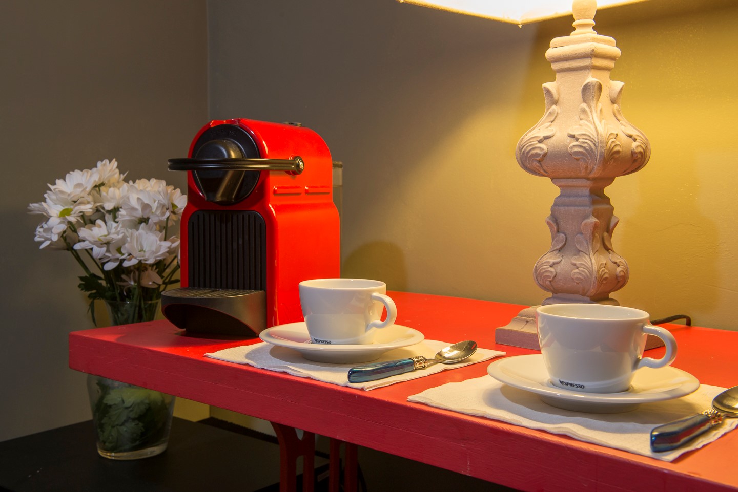 Mesa y cafetera Nespresso en Suite El Deseo
