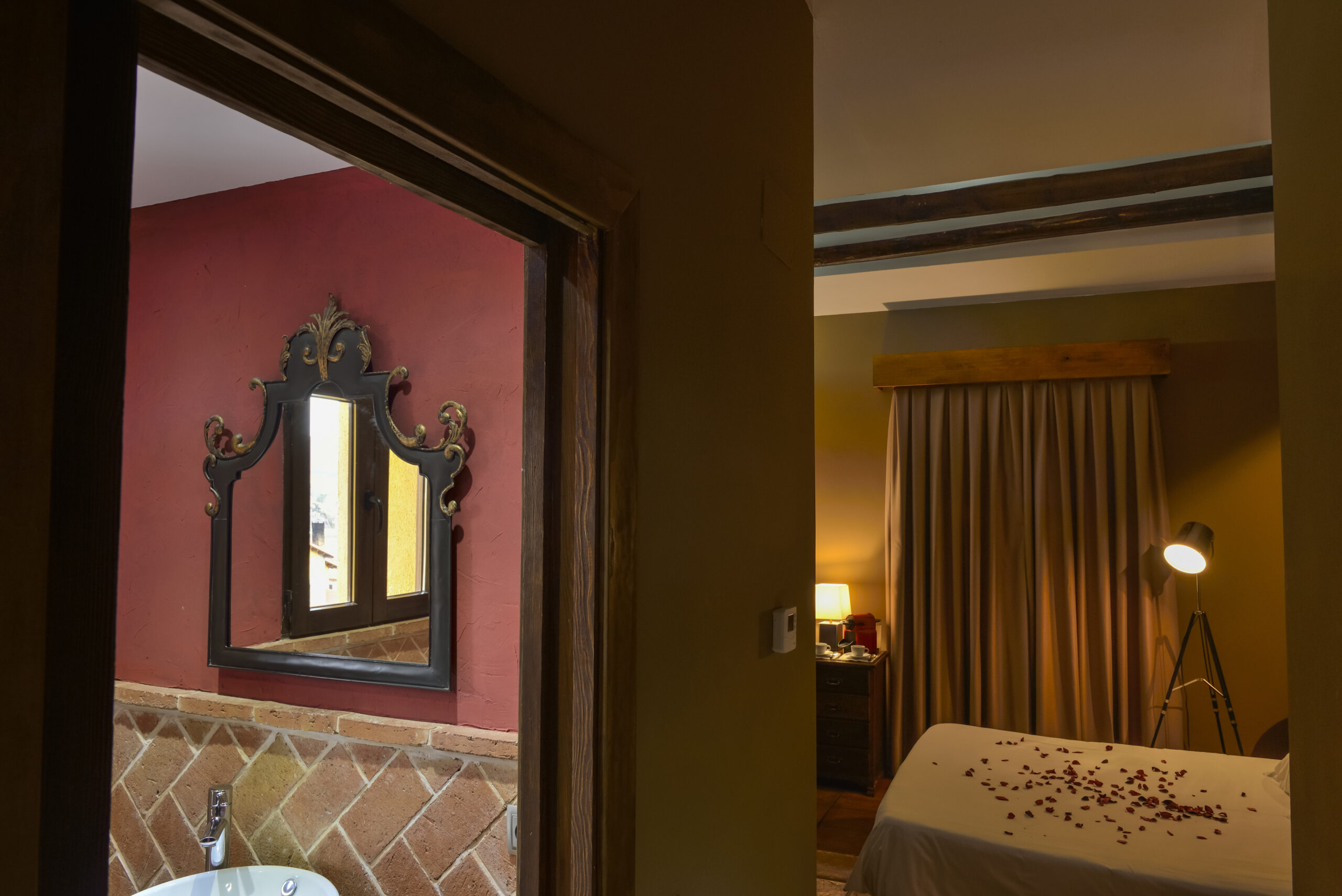 Baño y zona de descanso de Suite El Descanso