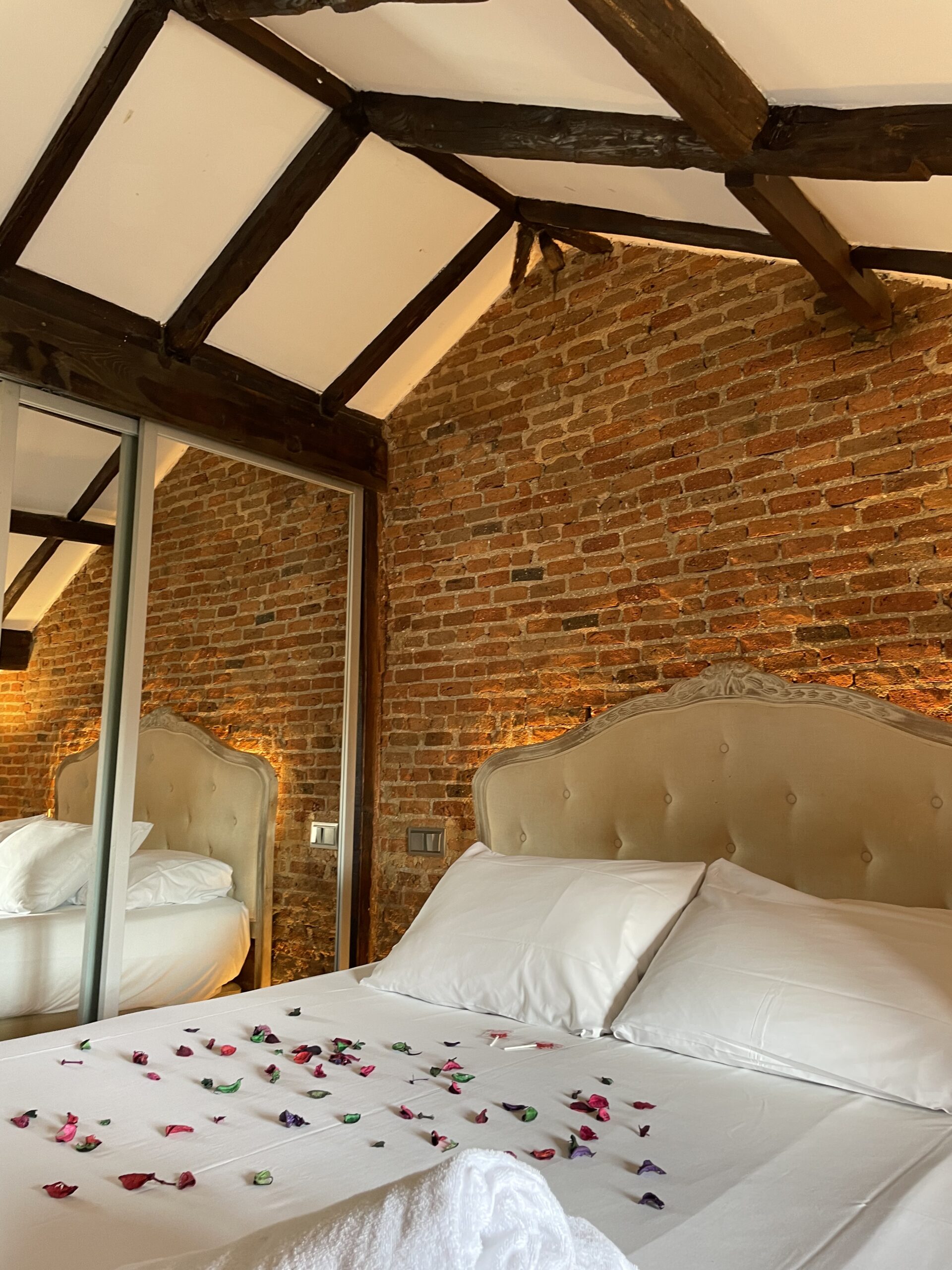 Cama y espejo de Suite El Torreón