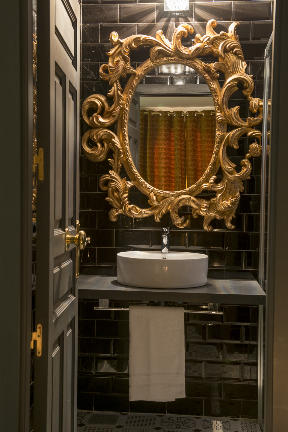 Detalle del espejo del baño en Suite La Alcoba de la Reina