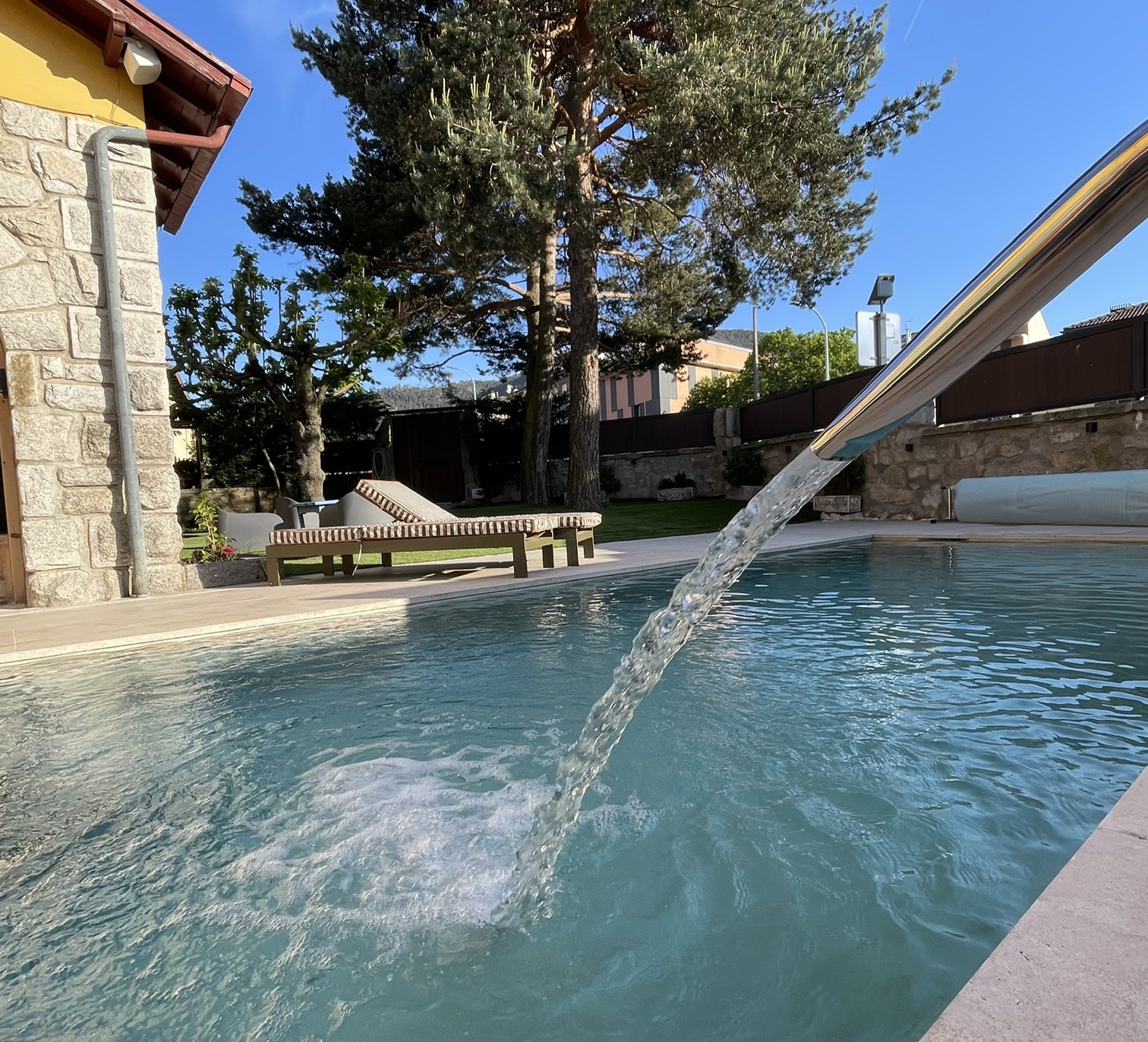 Detalle de la piscina de temporada del Hotel Rural La Viña en San Rafael, Segovia