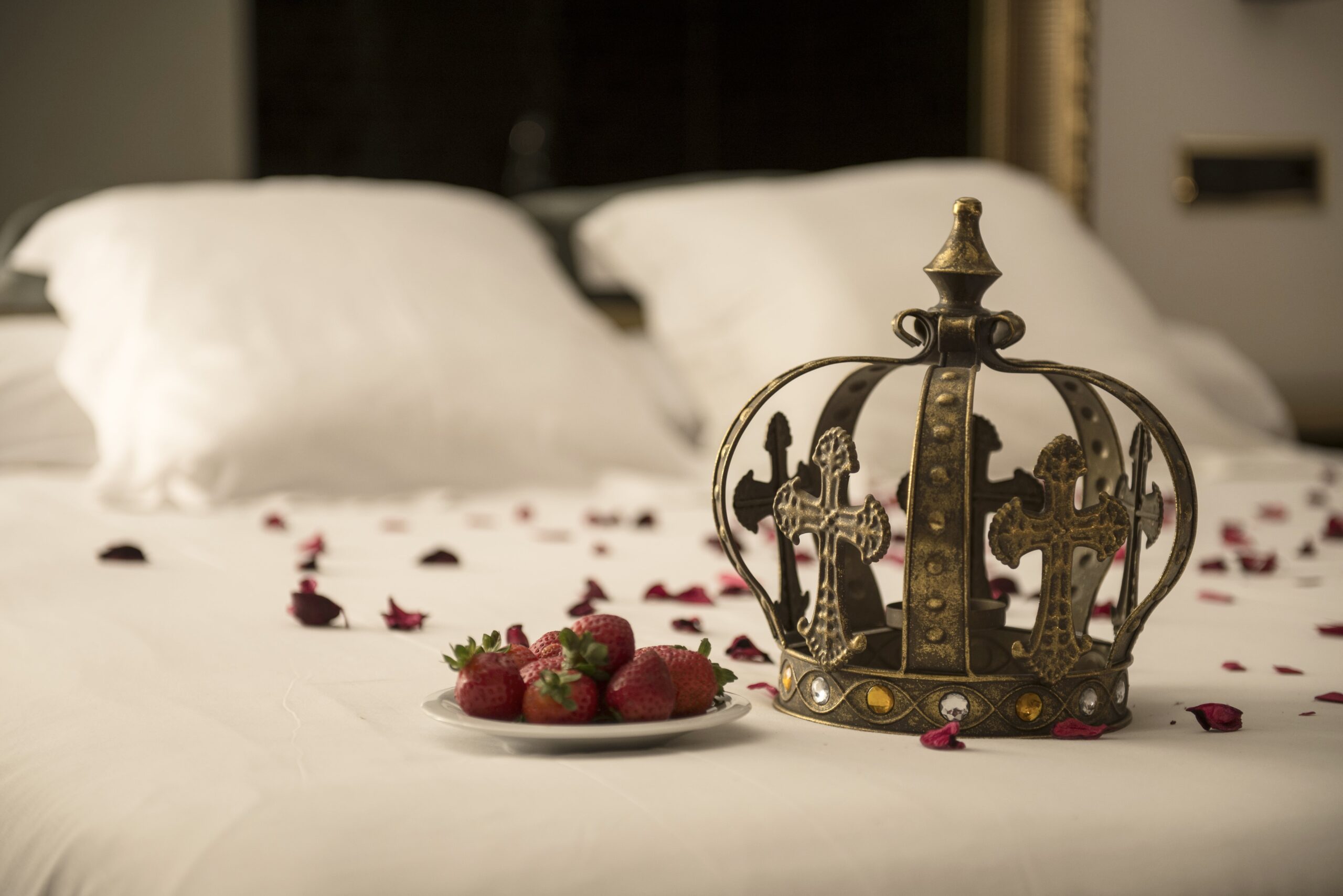 Fresas y corona Suite La Alcoba de La Reina 9