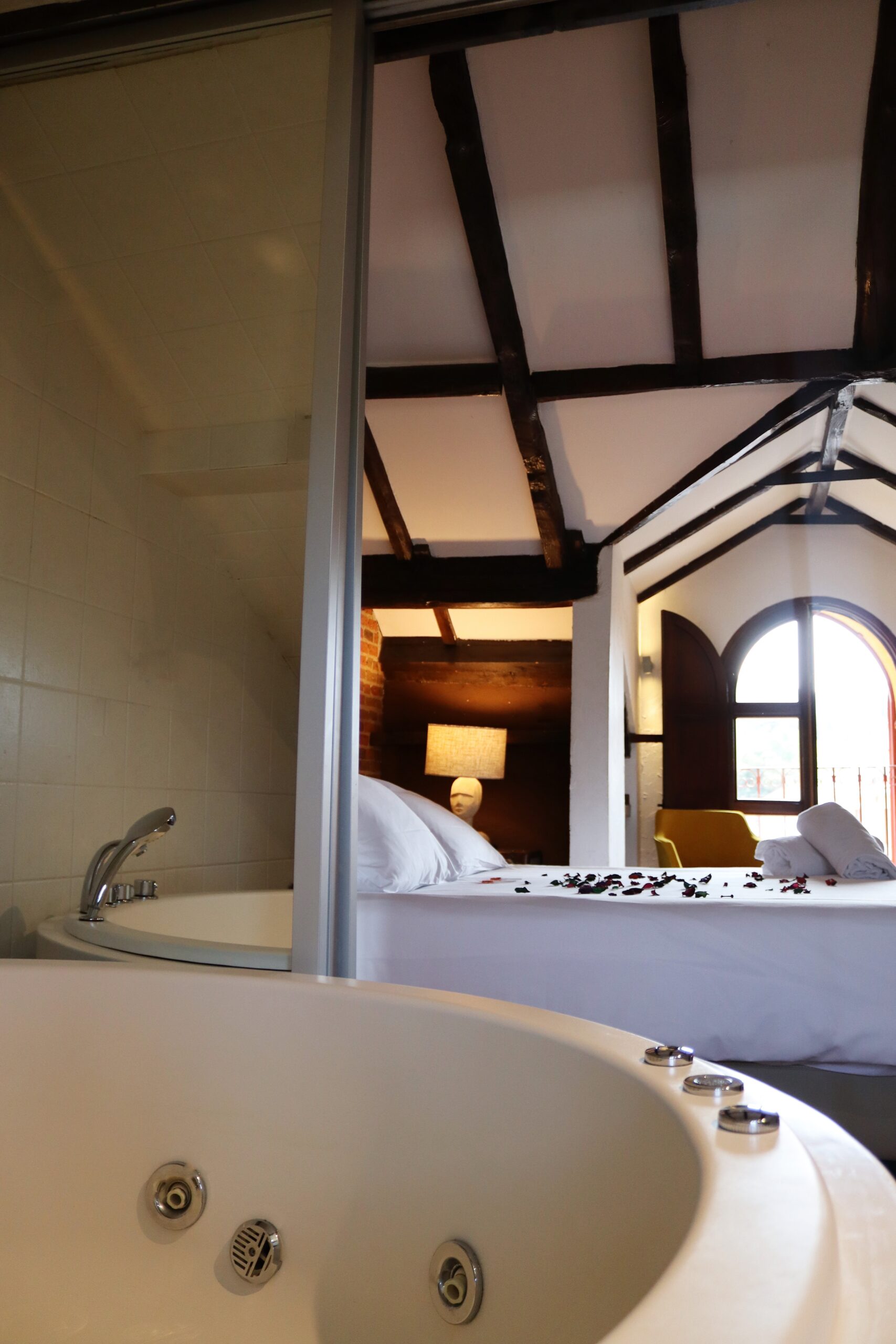 Detalle del jacuzzi privado de Suite El Torreón