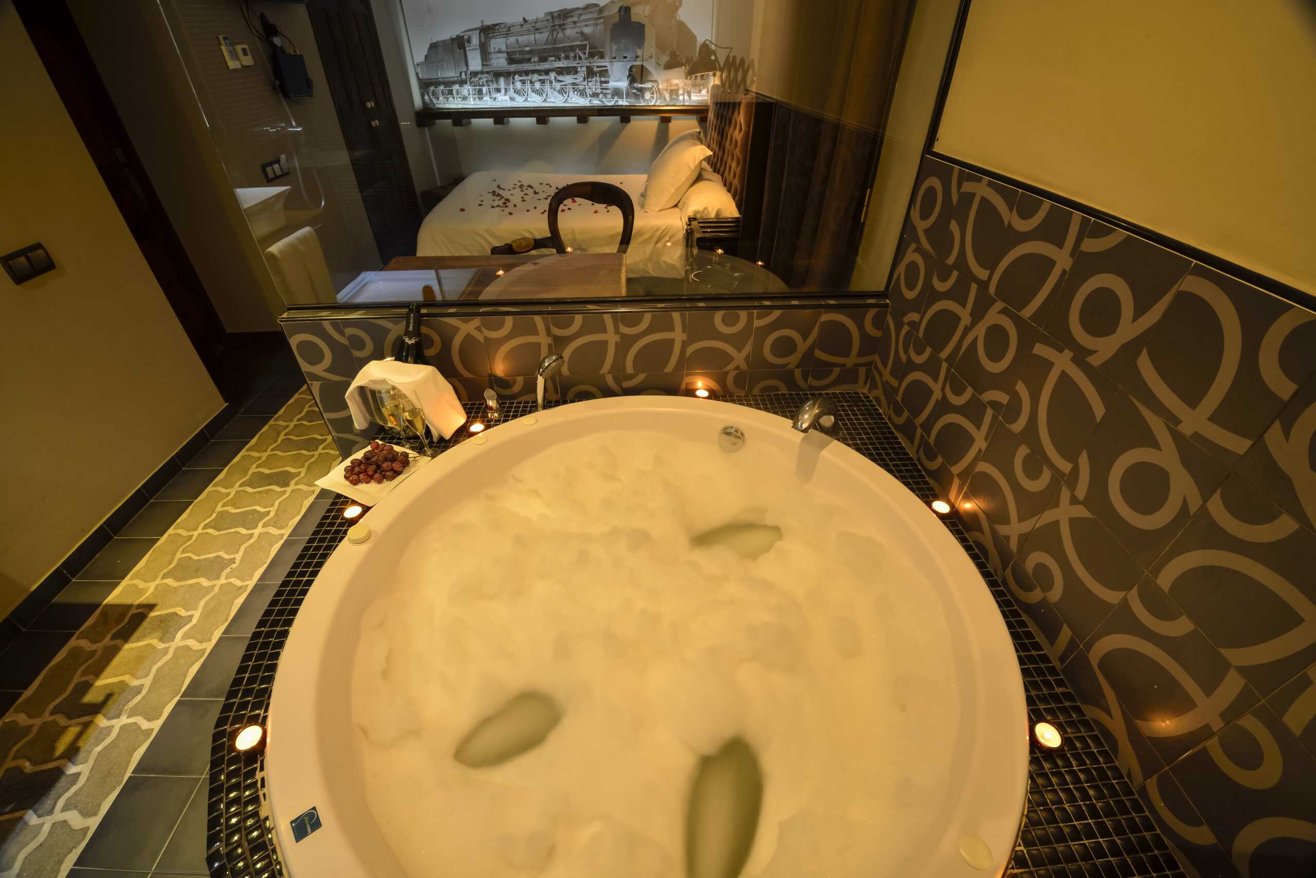 Jacuzzi con espuma en Suite El Apeadero del Hotel Rural La Viña