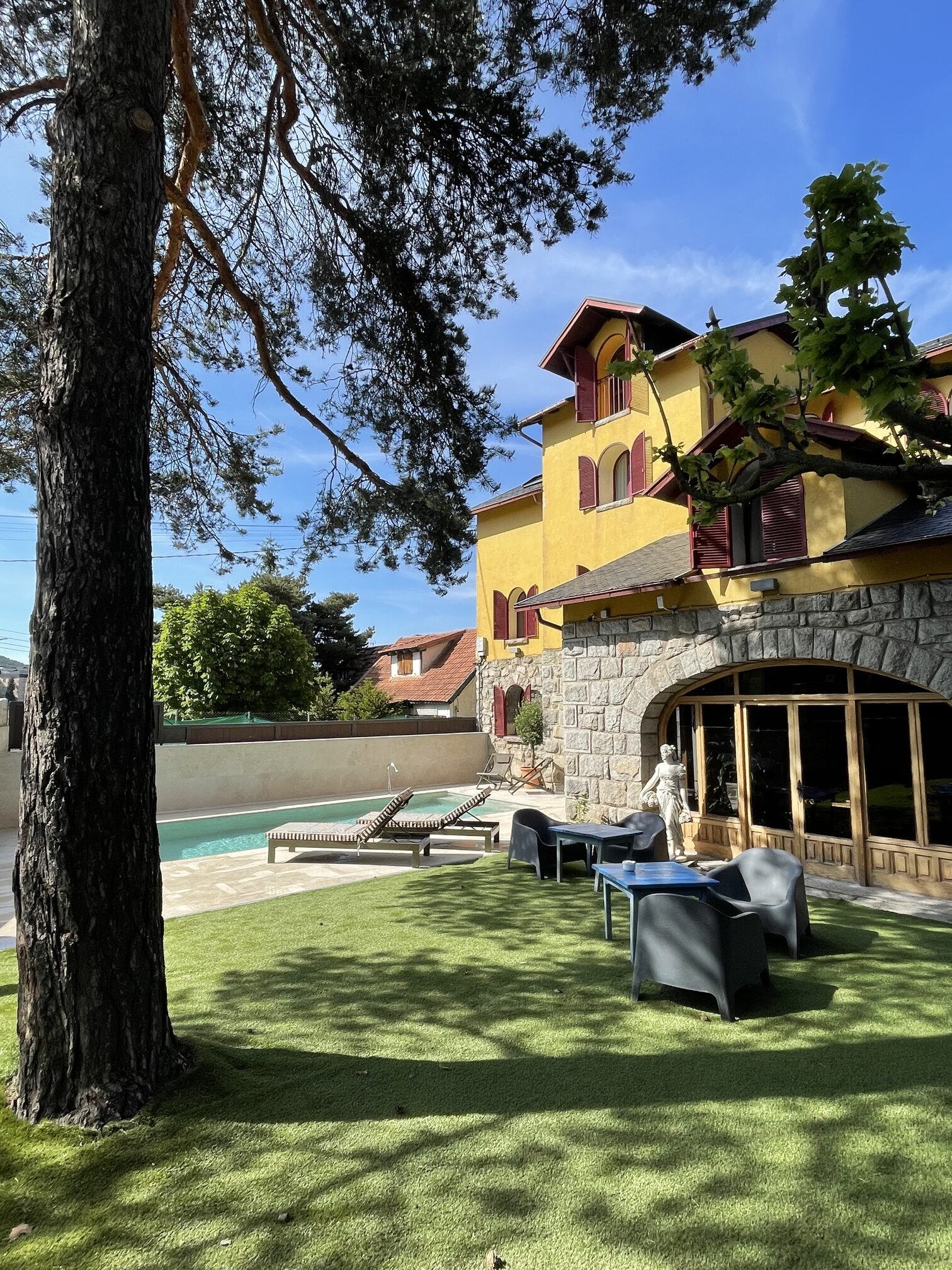 Jardín y piscina del Hotel Rural La Viña en San Rafael, Segovia