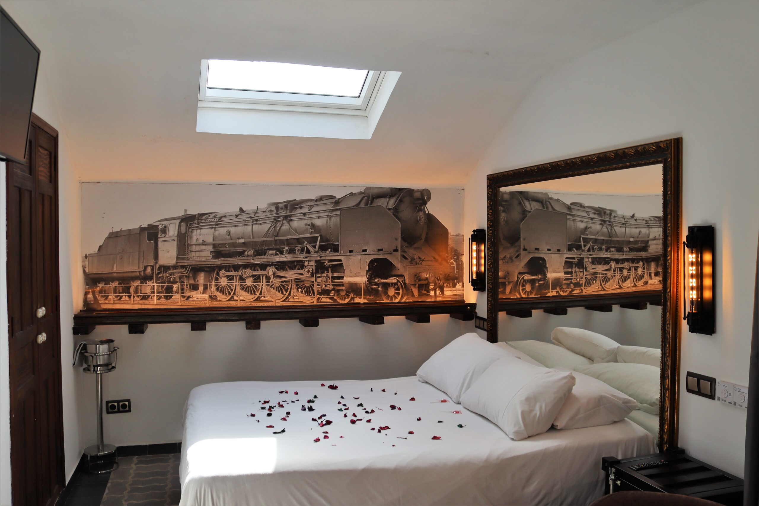 Cama y foto de tren en Suite El Apeadero