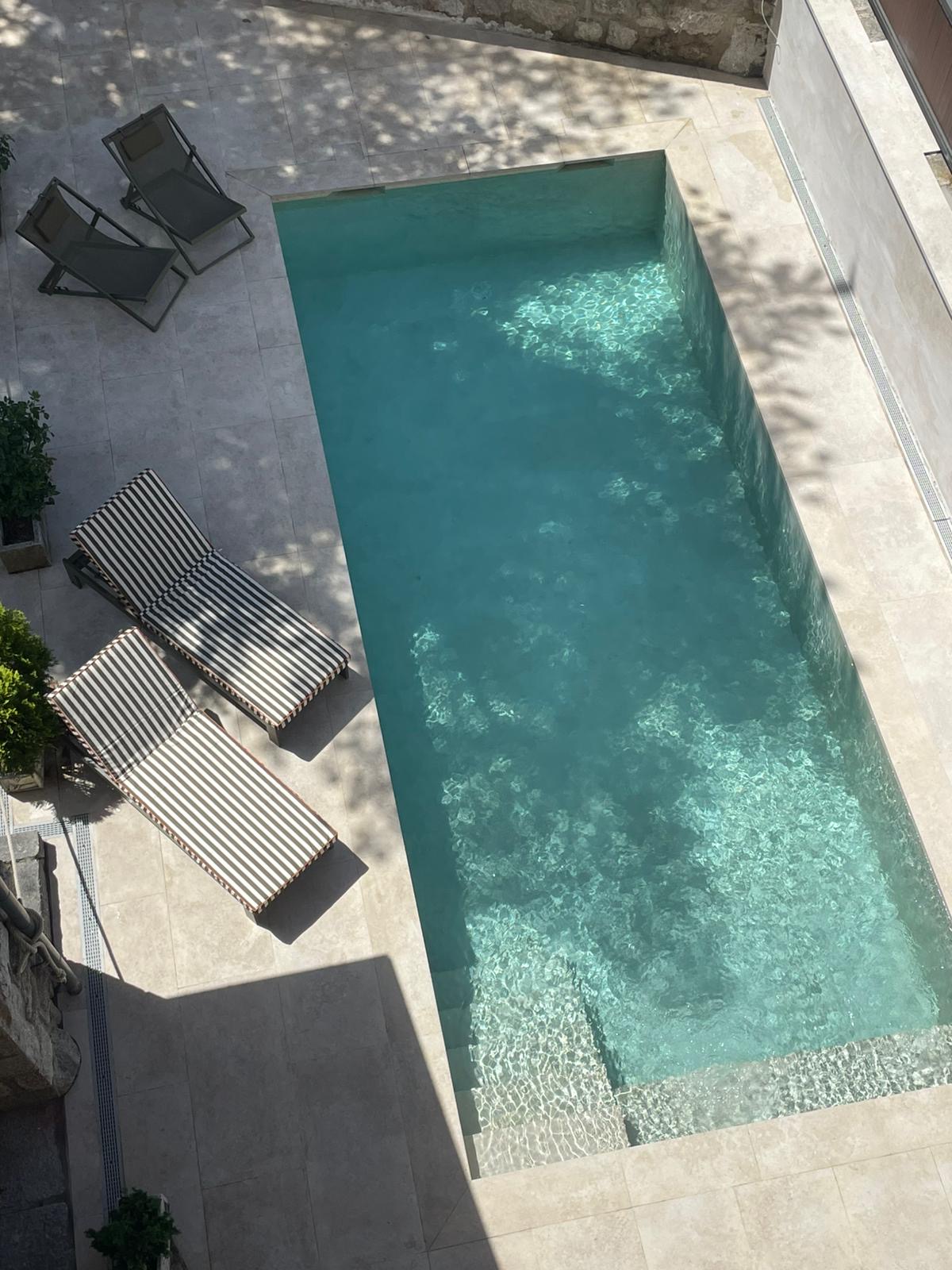 Vista de la piscina del Hotel Rural La Viña desde la Suite El Torreón