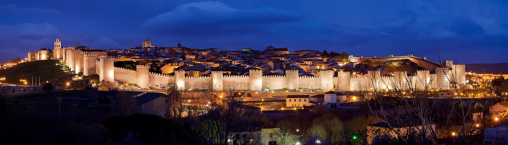 Panorámica nocturna de la ciudad de Ávila y su muralla